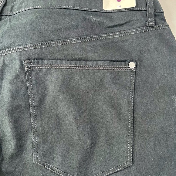 Gloria Vanderbilt Black Women's Bermudas - Picture 3 of 11